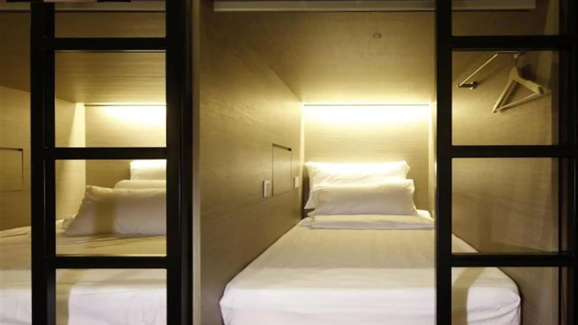 Universe Premium Capsule Hostel 5 Min Walking From Sharaf Dg Metro Station Al Makhool ドバイ
